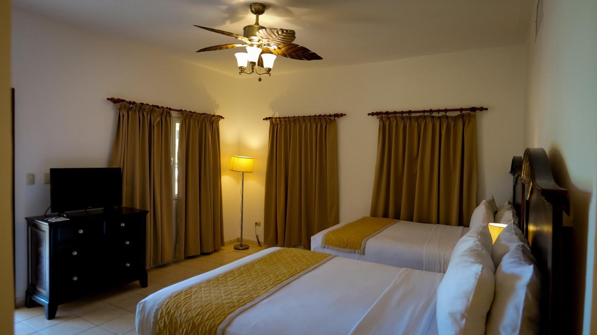 La Ensenada Beach Resort Tela Extérieur photo